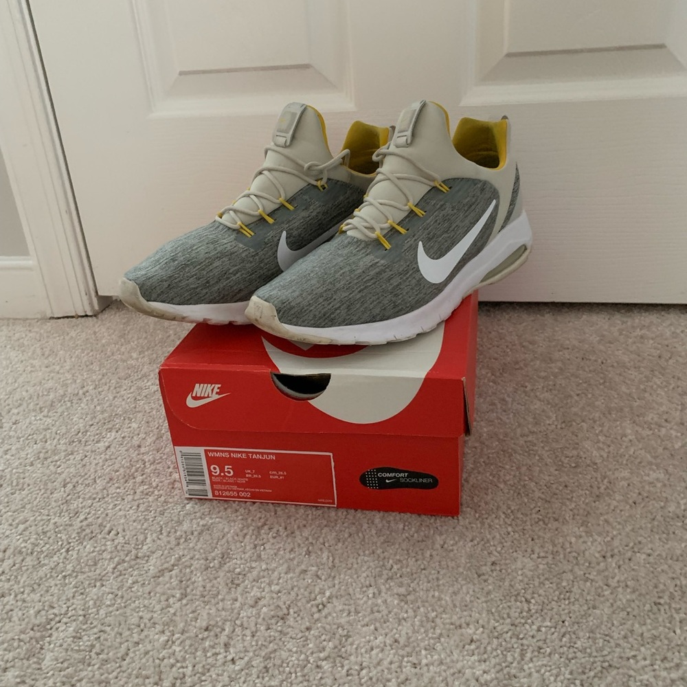 Women’s Nike Tanjun size 9.5